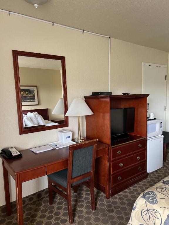 TV a/nebo společenská místnost v ubytování Travelodge by Wyndham Drumheller AB