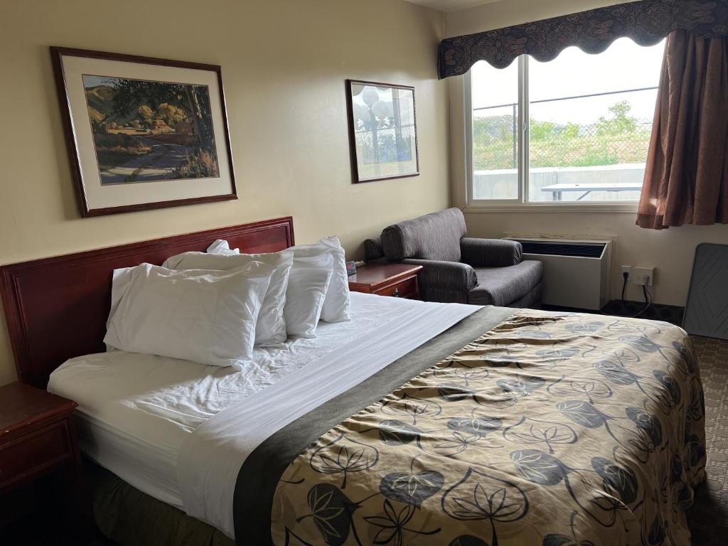 Postel nebo postele na pokoji v ubytování Travelodge by Wyndham Drumheller AB