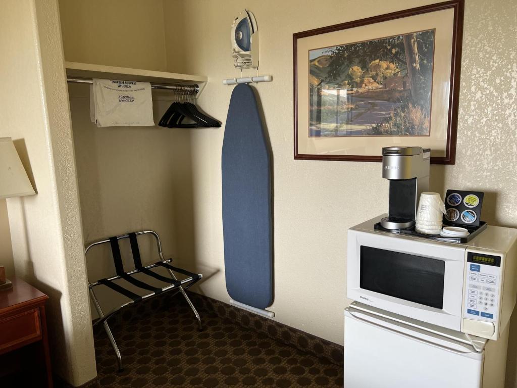 Kuchyň nebo kuchyňský kout v ubytování Travelodge by Wyndham Drumheller AB