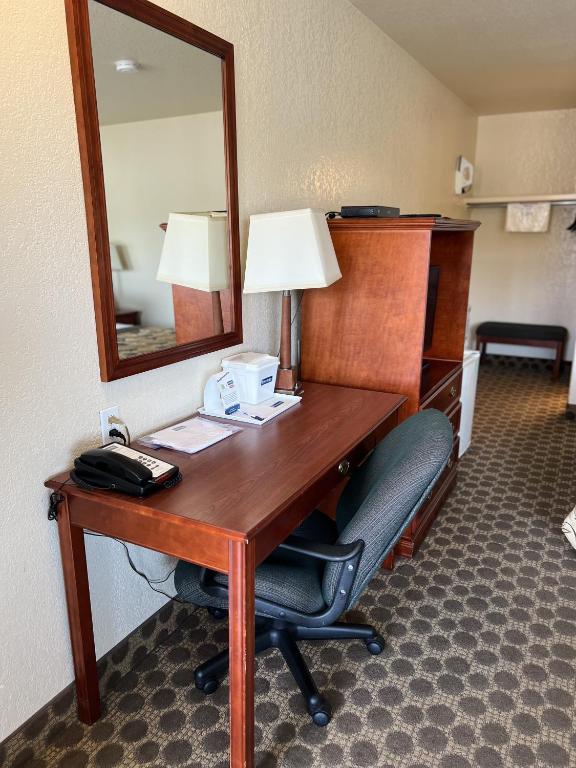 Postel nebo postele na pokoji v ubytování Travelodge by Wyndham Drumheller AB