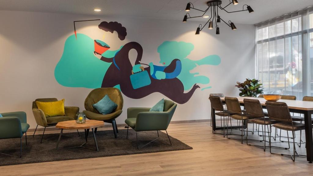 Uma área de estar em Holiday Inn - the niu, Charly Frankfurt City by IHG