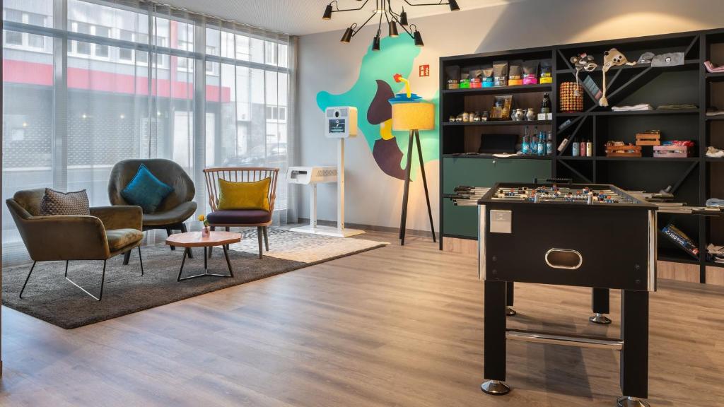 Uma área de estar em Holiday Inn - the niu, Charly Frankfurt City by IHG