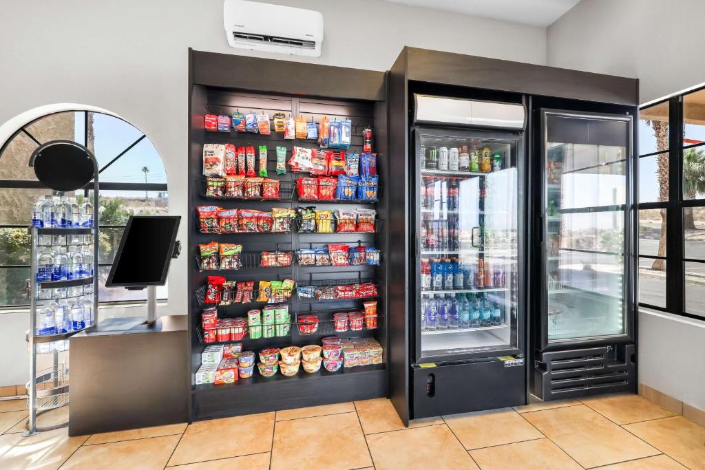 Supermarket nebo jiné obchody v  hotelu nebo okolí