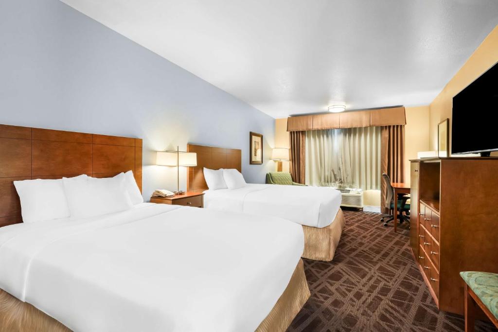 Postel nebo postele na pokoji v ubytování Sure Stay Plus by Best Western Twentynine Palms Joshua Tree