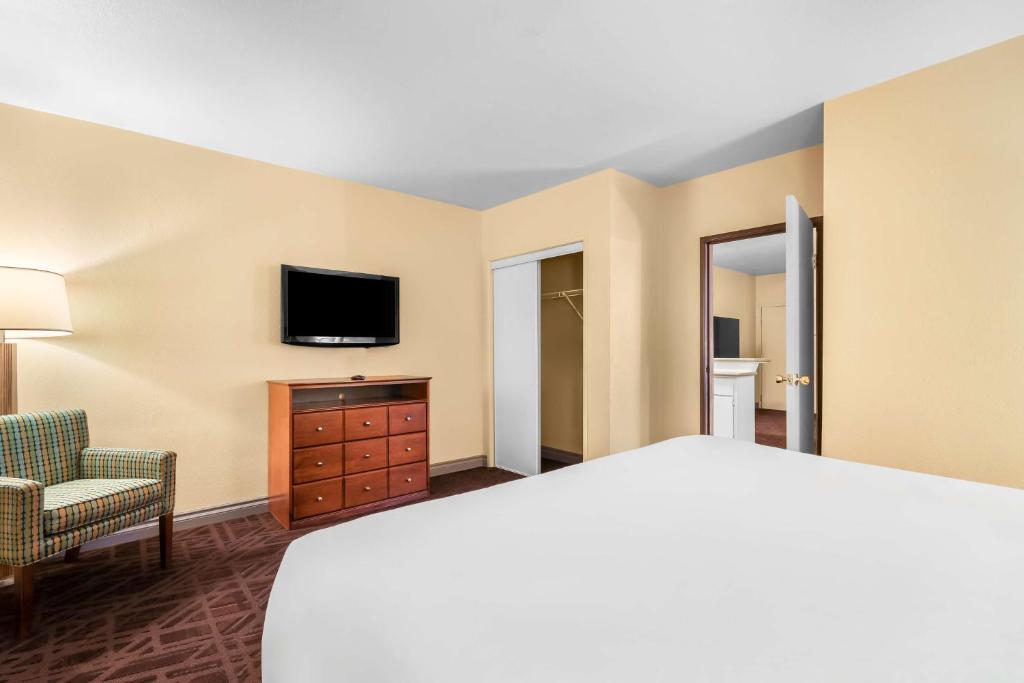 TV a/nebo společenská místnost v ubytování Sure Stay Plus by Best Western Twentynine Palms Joshua Tree