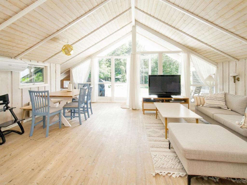 TV a/nebo společenská místnost v ubytování Holiday home Græsted IV