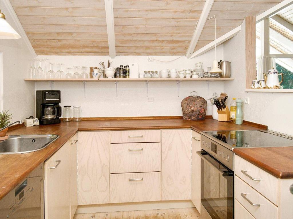 Kuchyň nebo kuchyňský kout v ubytování Holiday home Græsted IV