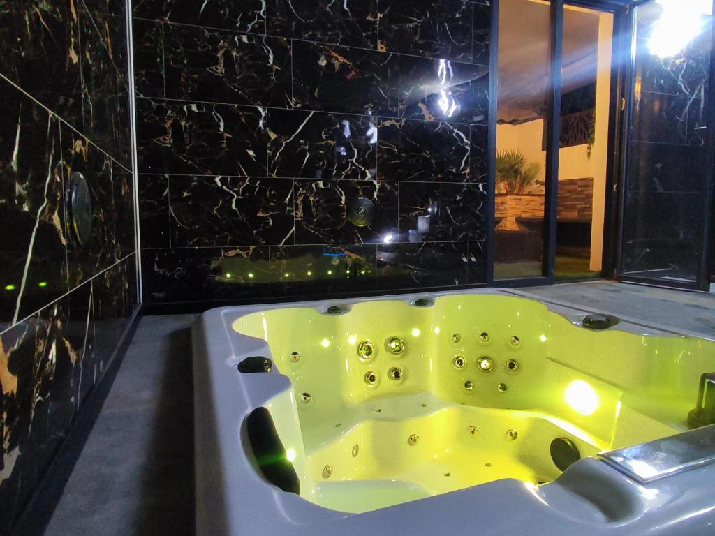 R luxury piscine et spa privatifs – photo 14