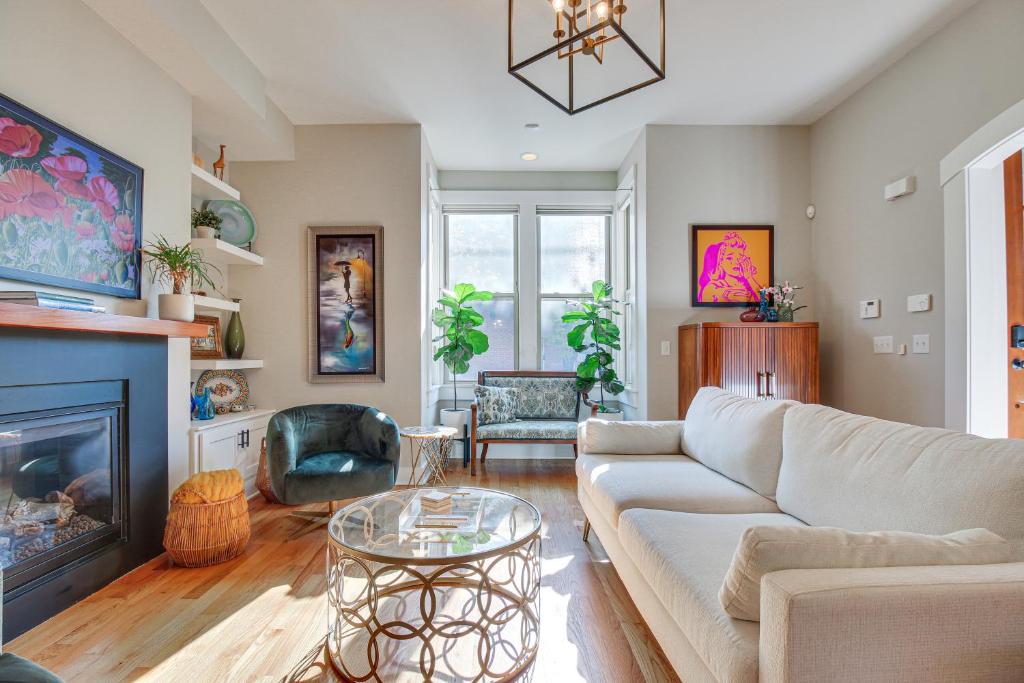 Μια τηλεόραση ή/και κέντρο ψυχαγωγίας στο Vibrant Downtown Cincinnati Townhome with Sauna!