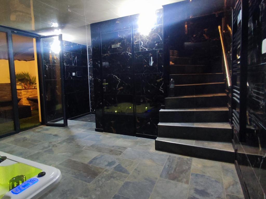 R luxury piscine et spa privatifs – photo 15