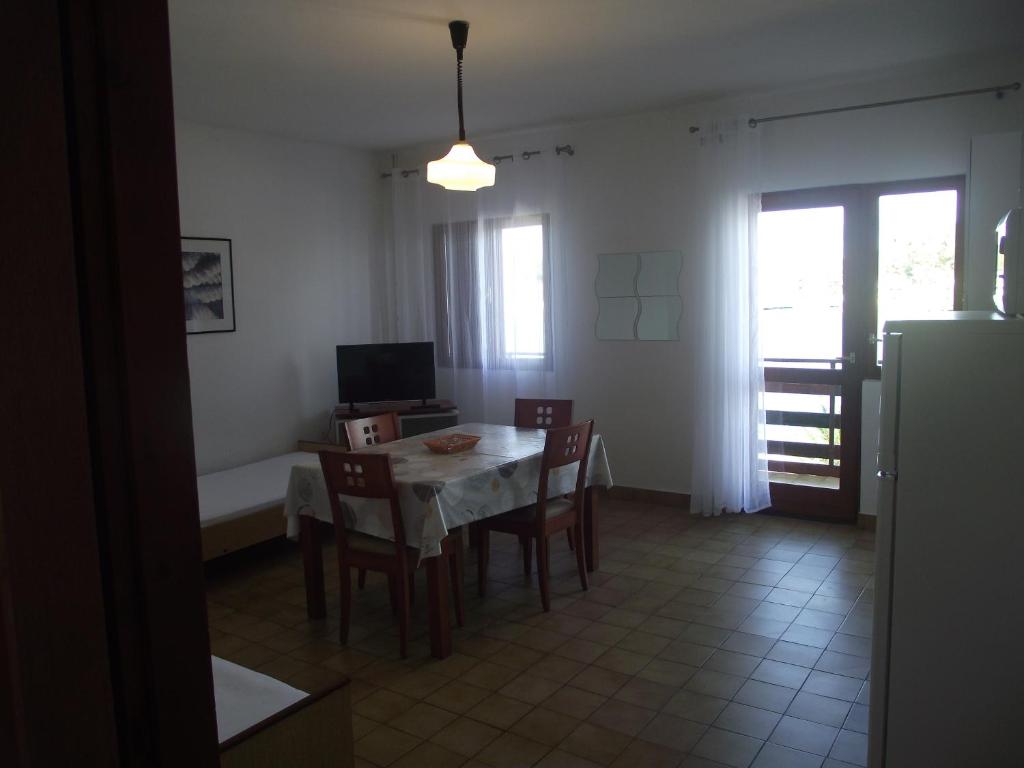 Televízia a/alebo spoločenská miestnosť v ubytovaní Apartments by the sea Kukljica, Ugljan - 8260