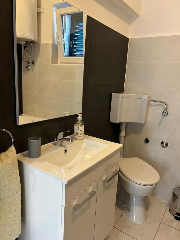 Kúpeľňa v ubytovaní Apartment Arbanija 1122a