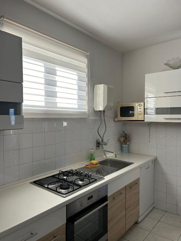 Kuchyňa alebo kuchynka v ubytovaní Apartment Arbanija 1122a