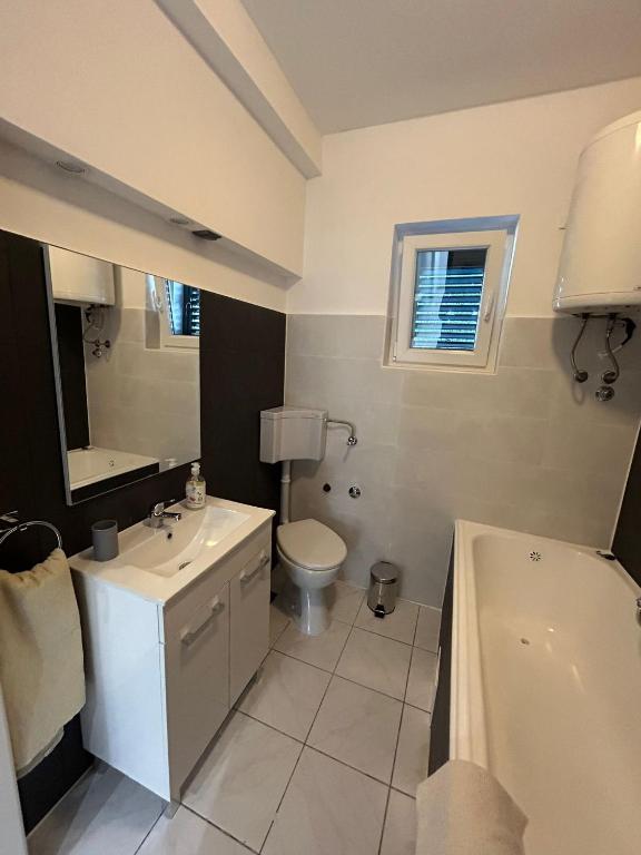 Kúpeľňa v ubytovaní Apartments by the sea Arbanija, Ciovo - 1122