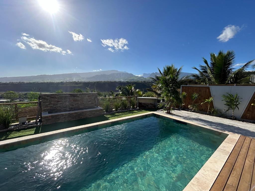 a swimming pool with a view of the mountains at Villa Eclats Panoramiques in Saint-Pierre
