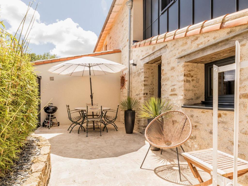 Patio alebo iná vonkajšia časť ubytovania Gîte Charmant avec Piscine Chauffée près de Nantes et Clisson - FR-1-306-1245