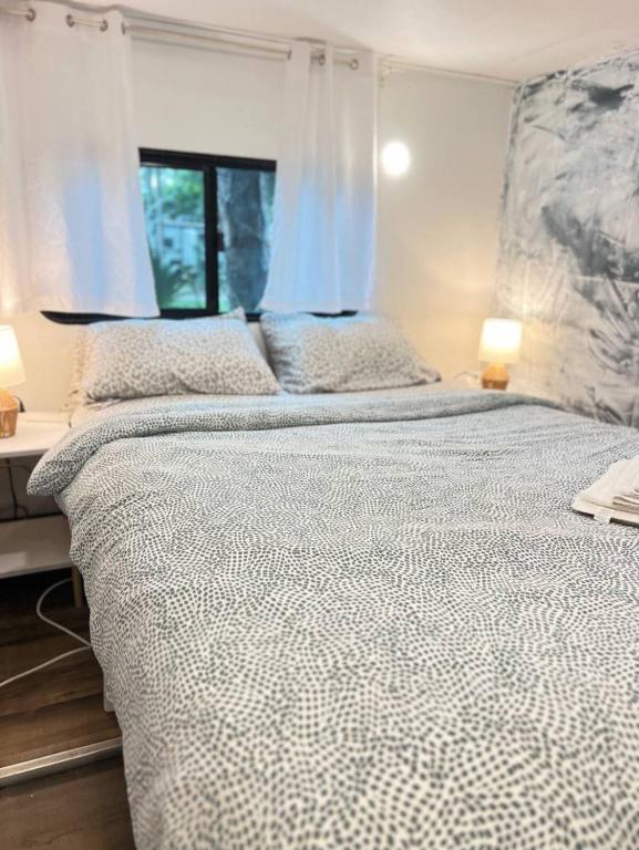 Postel nebo postele na pokoji v ubytování Social Distanсing Approved Nature Getaway!