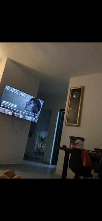 TV a/nebo společenská místnost v ubytování Maison de vacances