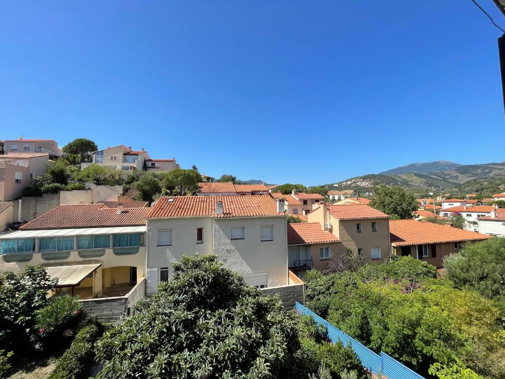 - une vue sur une ville avec des maisons et des arbres dans l'établissement Appartement climatisé à Banyuls-sur-Mer, proche centre et plage, balcon, 2 chambres - FR-1-309-228, à Banyuls-sur-Mer