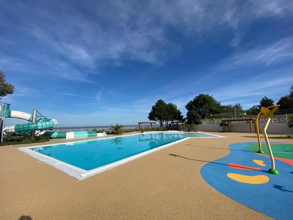 Bazén v ubytování Mobile Home Excellente Situation, Proche Plage et Centre-ville, Idéal pour 4 Personnes - FR-1-709-56 nebo v jeho okolí