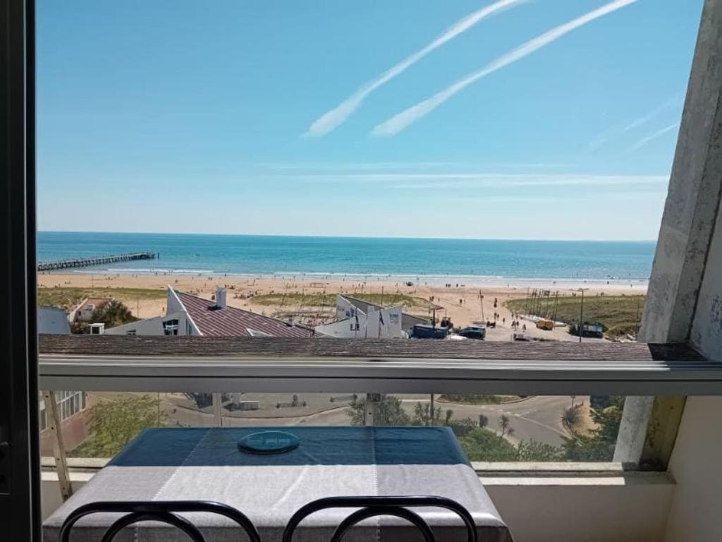 Photo de la galerie de l'établissement Appartement 2 chambres avec parking à St Jean de Monts, accès direct plage - FR-1-652-45, à Saint-Jean-de-Monts