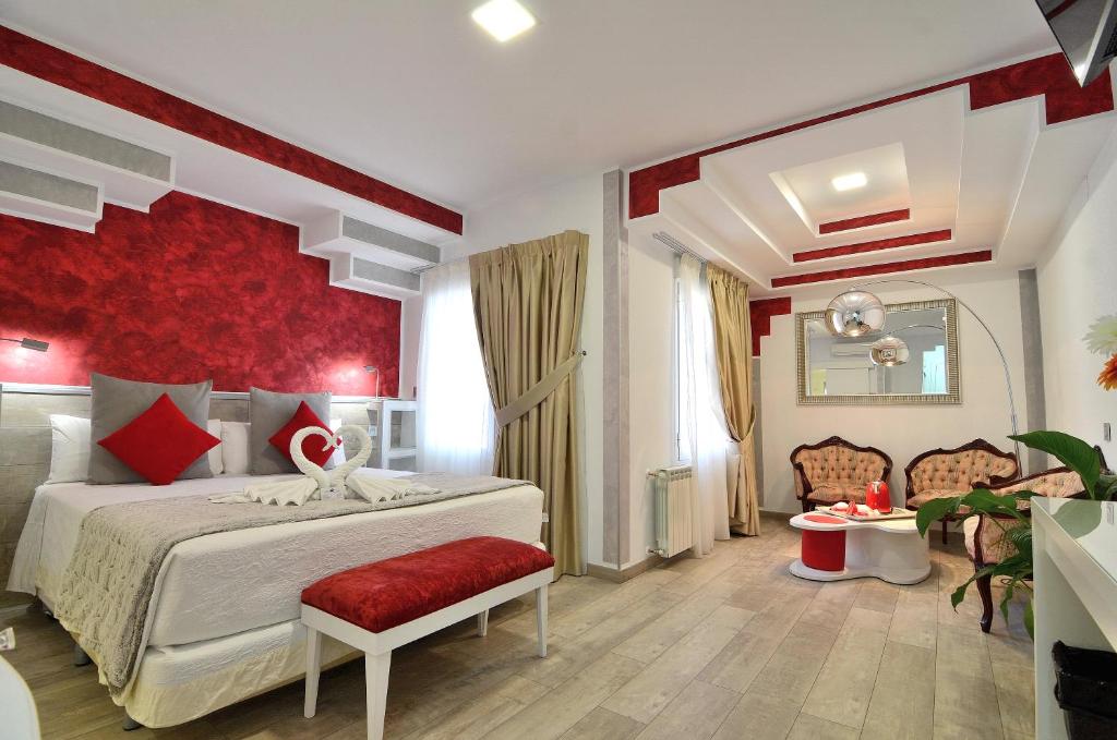 um quarto com uma cama grande e uma parede vermelha em Hostal Alexis Madrid em Madri