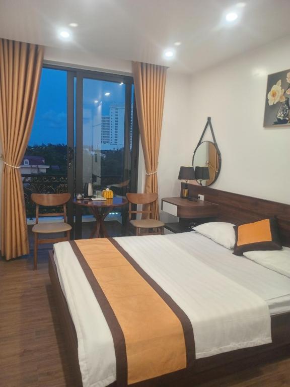 Postel nebo postele na pokoji v ubytování Quang Minh Hotel