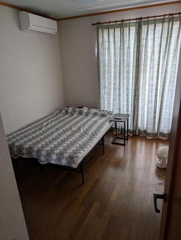 Postel nebo postele na pokoji v ubytování private rooms in togo beach and park side house