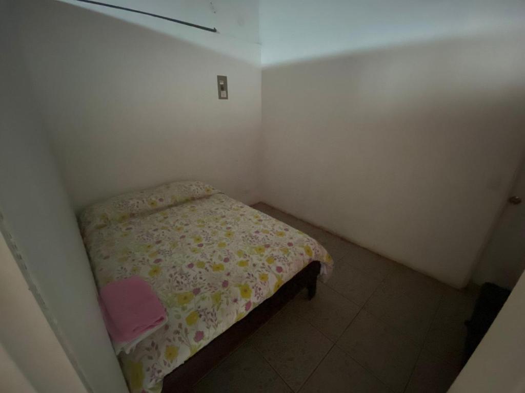Postel nebo postele na pokoji v ubytování bungalow cactus frente ala playa
