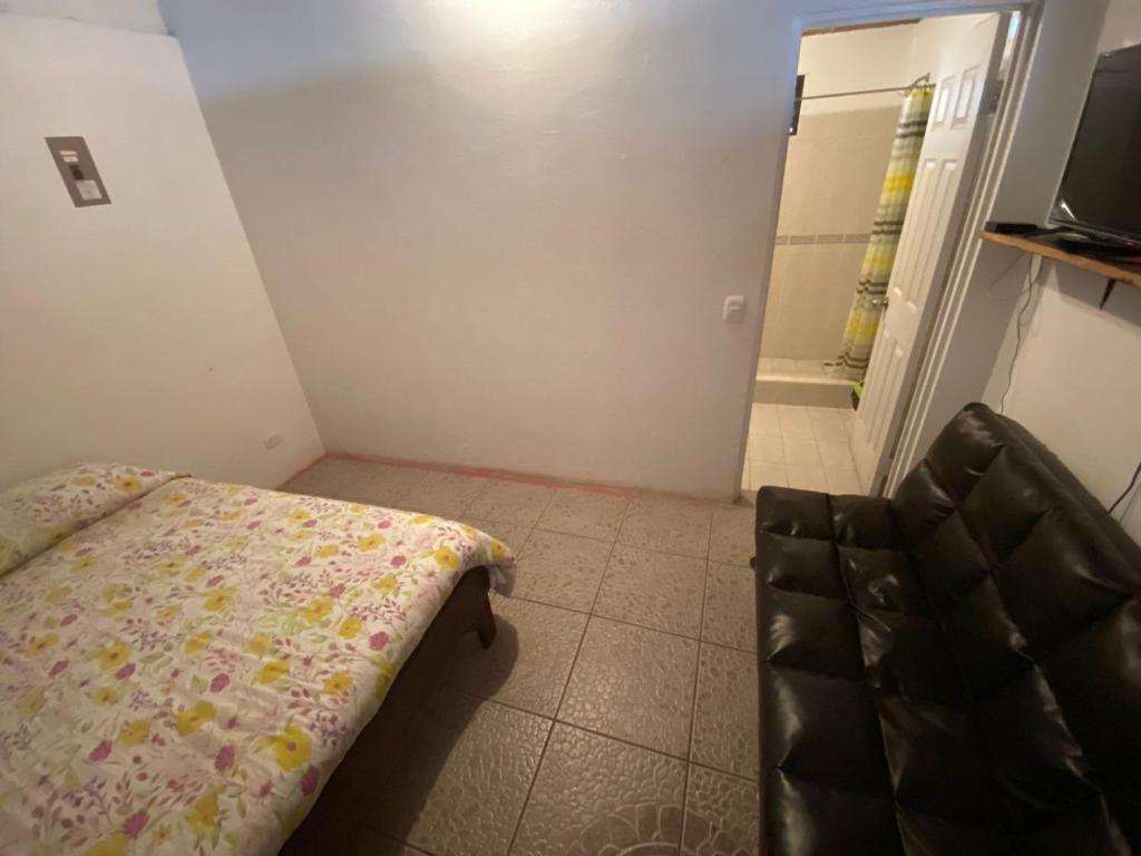 Postel nebo postele na pokoji v ubytování bungalow cactus frente ala playa