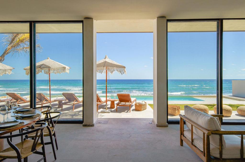 ein Wohnzimmer mit Blick auf das Meer in der Unterkunft Beach house in Tankah Bay! in Tancah