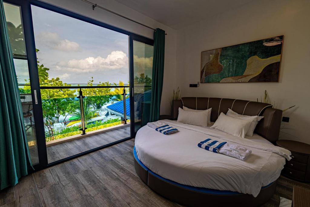 Postel nebo postele na pokoji v ubytování Bibee Maldives