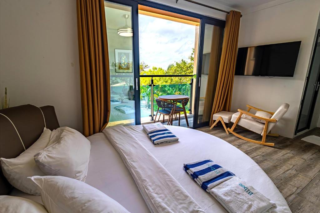 Postel nebo postele na pokoji v ubytování Bibee Maldives