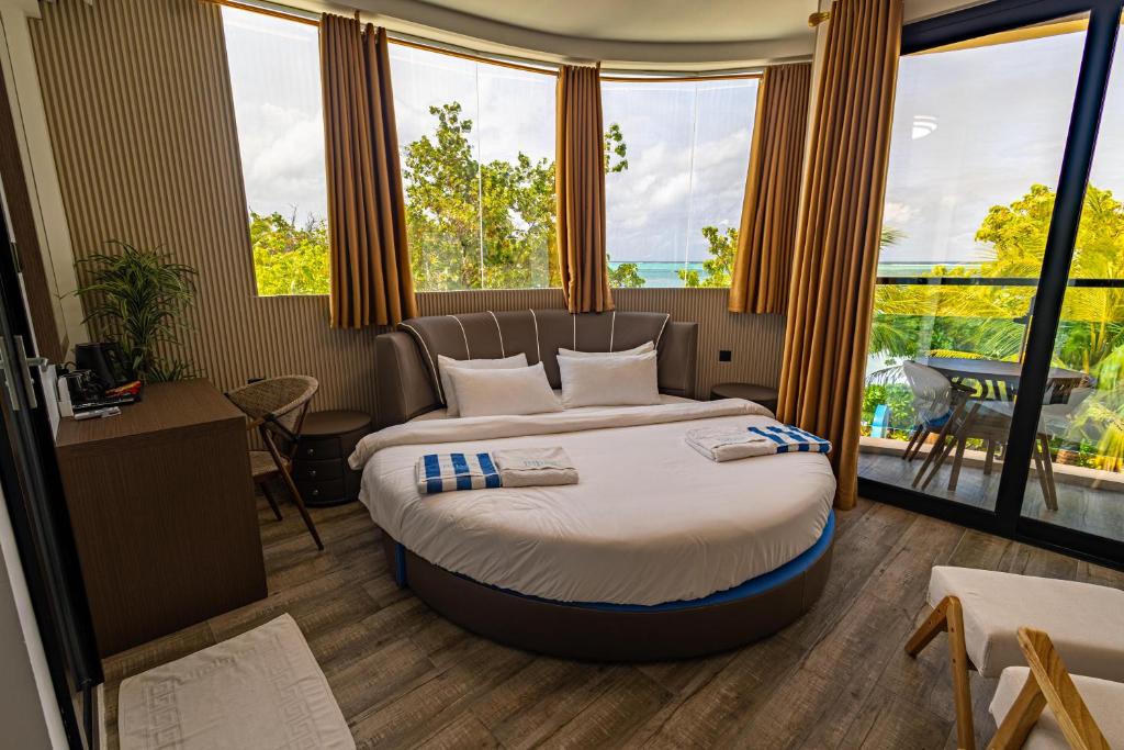 Postel nebo postele na pokoji v ubytování Bibee Maldives