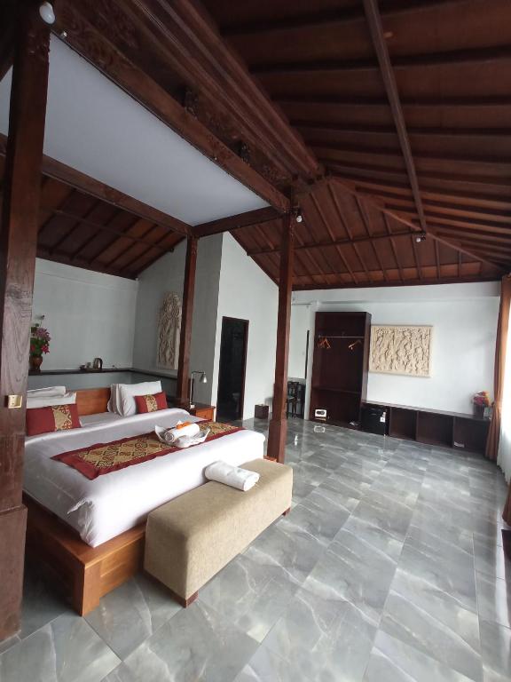 Postel nebo postele na pokoji v ubytování Kampoeng Joglo Abangan Ubud