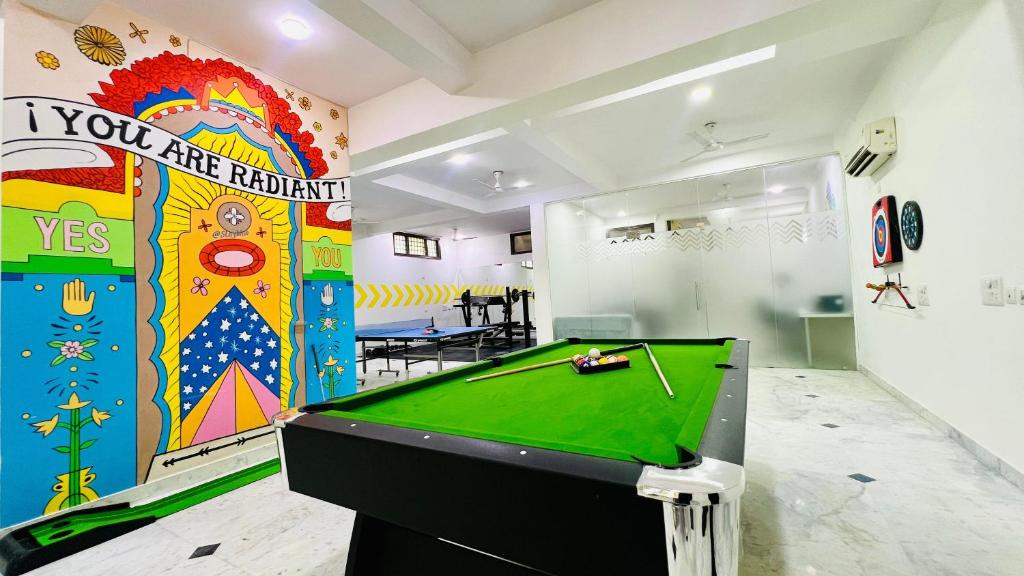 Biliár nebo kulečník v ubytování Olive Service Apartments - City Centre Noida