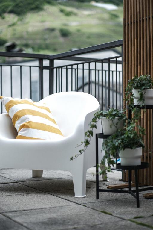 DUPLEX with Terrace - 6 min walk to Bernina Express - 9