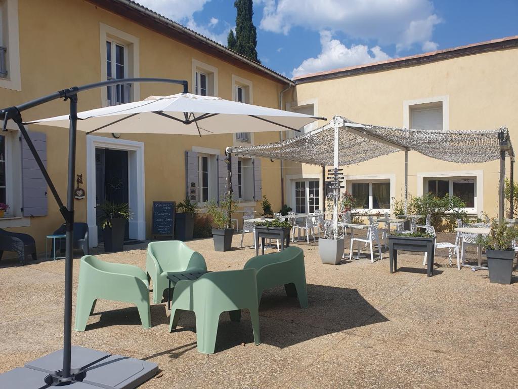 Patio nebo venkovní prostory v ubytování Le Mas des Quintrands Manosque - Motel de charme