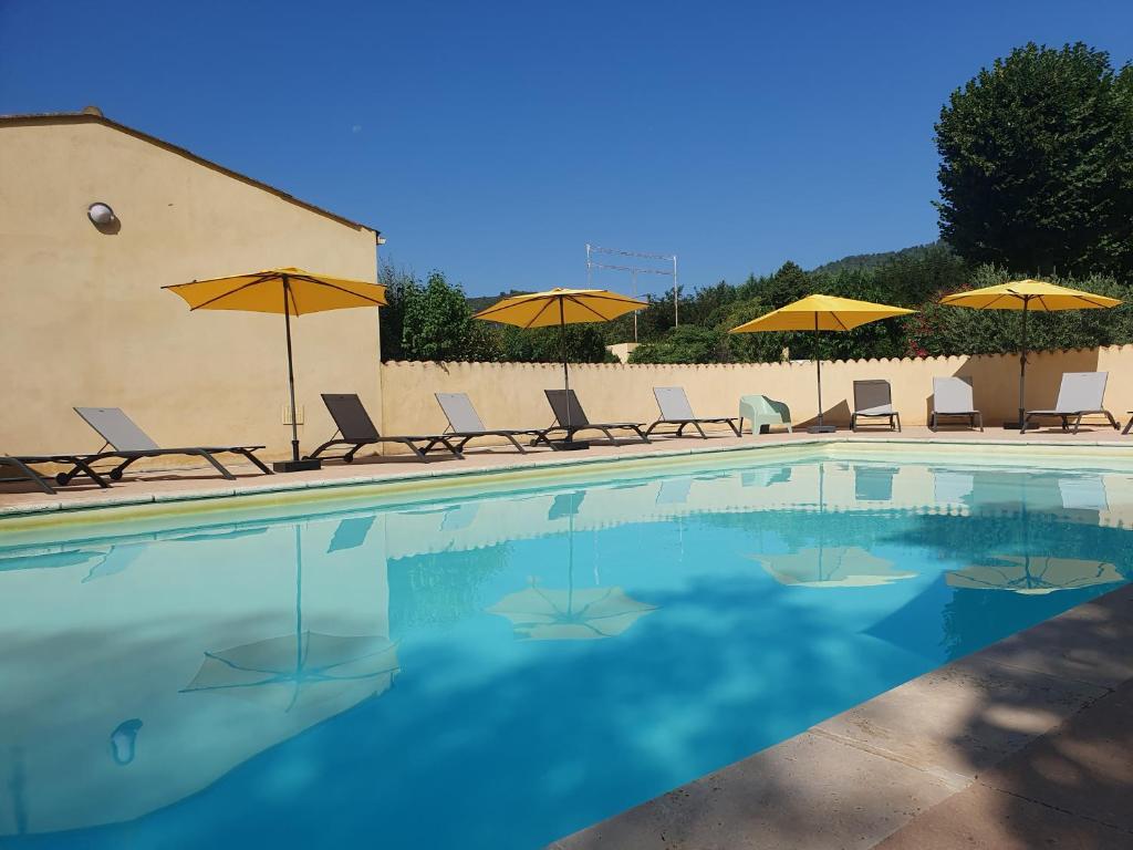 Bazén v ubytování Le Mas des Quintrands Manosque - Motel de charme nebo v jeho okolí