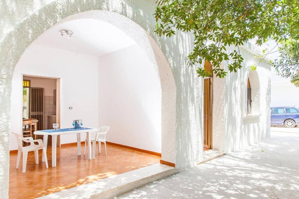 a dining room with a table and chairs in a building at Villa Kareema 1A con accesso diretto alla Spiaggia di San Pietro in Bevagna in San Pietro in Bevagna