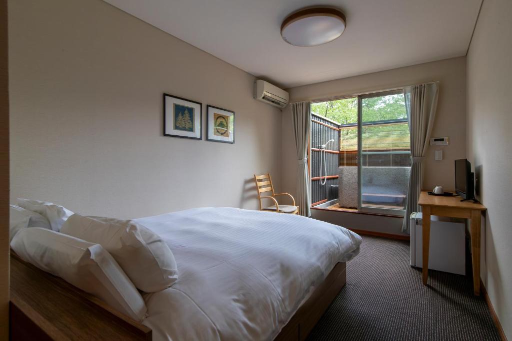 Uma cama ou camas num quarto em Fujiyama Inn Conifer