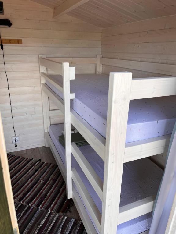 Palanda nebo palandy na pokoji v ubytování Suure-Kuuse kämpingud otse järve kaldal