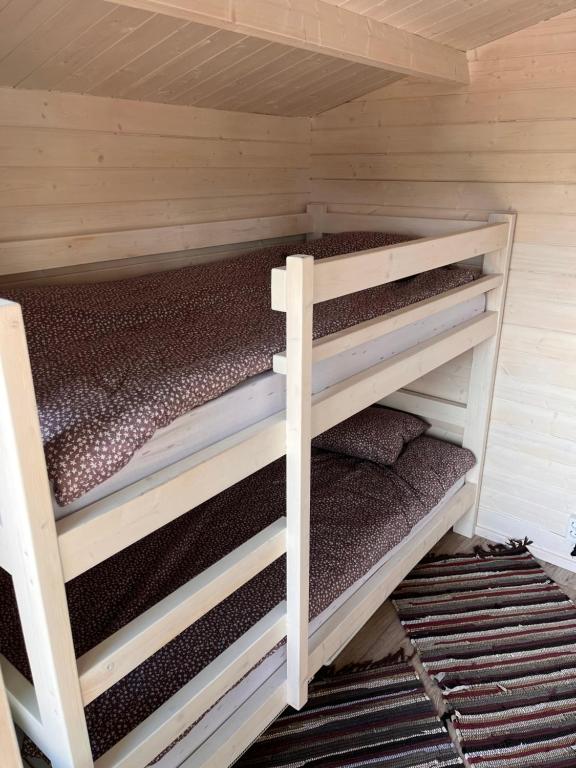 Postel nebo postele na pokoji v ubytování Suure-Kuuse kämpingud otse järve kaldal