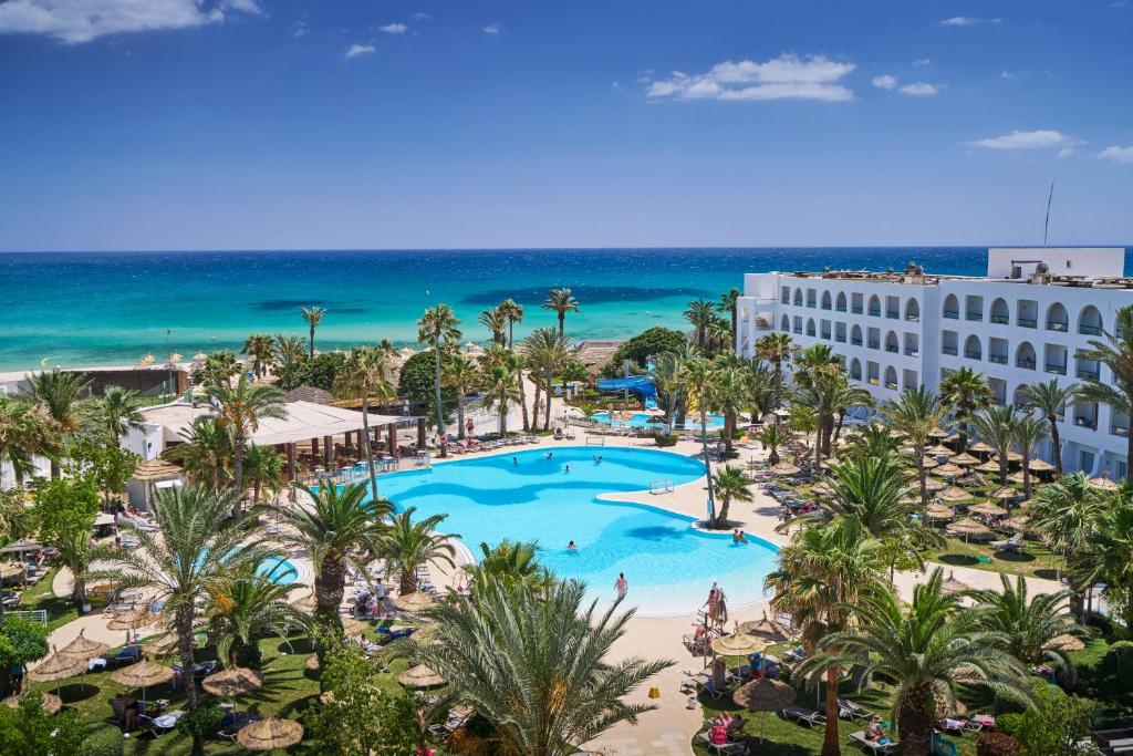 Una vista aérea de un resort con piscina y el océano. en Nozha Beach Resort & Spa, en Hammamet