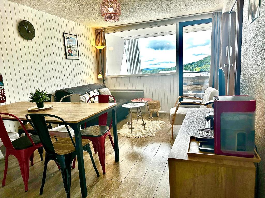 Część wypoczynkowa w obiekcie Appartement cosy Centre station de Super Besse pour 2 à 6 personnes