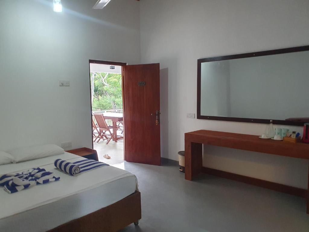 Postel nebo postele na pokoji v ubytování Wilpattu Corridor Leisure