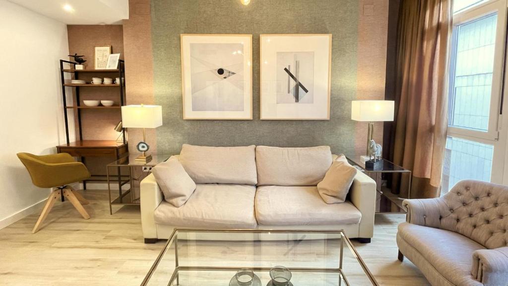 a living room with a couch and a table at Eduardo Lucena Córdoba Center in Córdoba