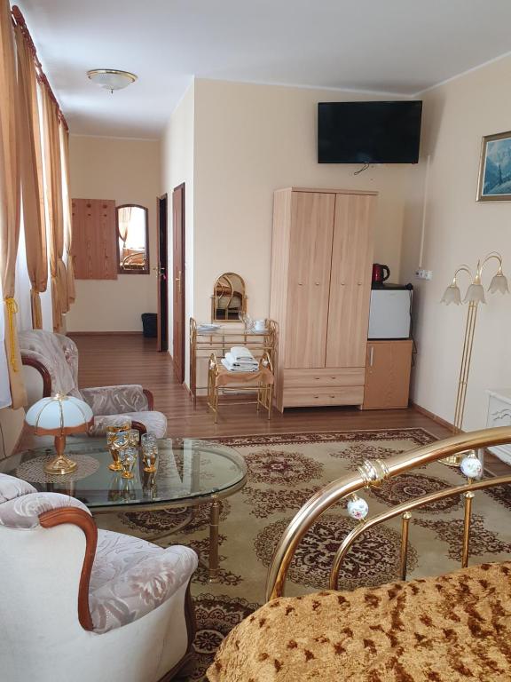 TV a/nebo společenská místnost v ubytování Hotel Dworek