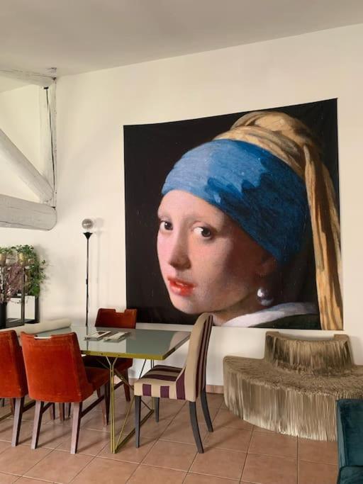 une grande peinture d'une femme à la tête dans l'établissement Hypercentre, Cocon pour 6 parking possible, à Marseille