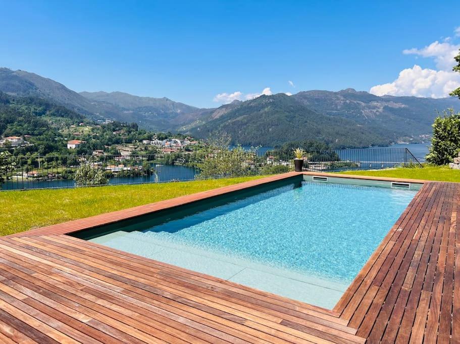ein Swimmingpool auf einer Terrasse mit Blick auf die Berge in der Unterkunft Casa Da Batoca-Lake view in Ventosa